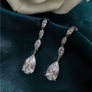 WOMANS MEDIUM LENGTH EARRINGS